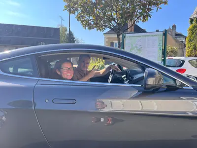 Pascal et Caroline dans l'Aston Martin