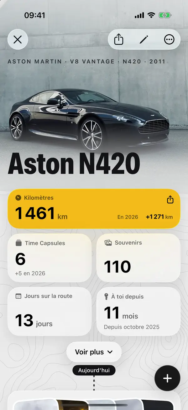 Page d'un véhicule dans l'app, façon magazine&nbsp;: grande photo, nom et chiffres